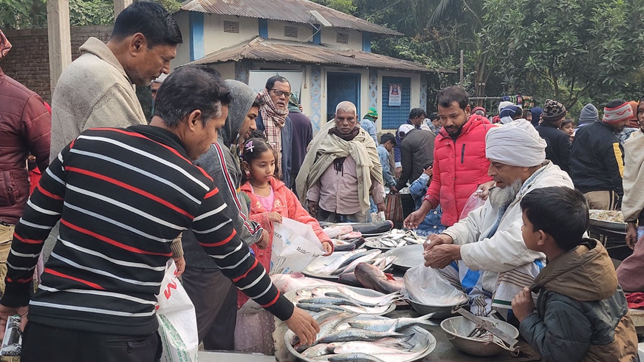 শরীয়তপুরে দুই শতাব্দীর ঐতিহ্যবাহী জোড় মাছের মেলা