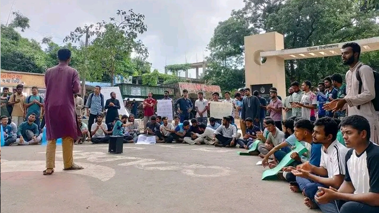 শিক্ষার্থীদের ওপর হামলায় জড়িতদের বিচার দাবিতে শিবিরের অবস্থান
