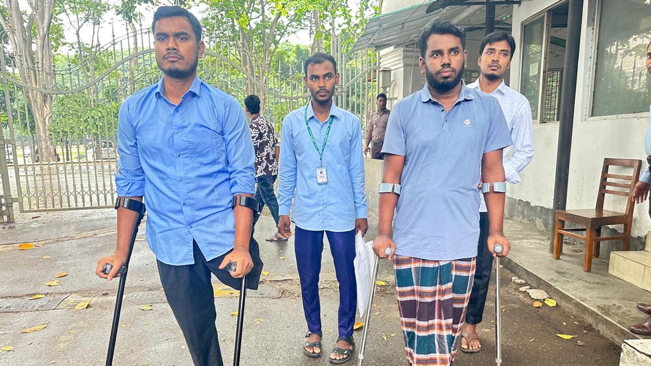 হাঁটুতে গুলি করে বালি ঢুকিয়ে দেয় পুলিশ, পা কেটে ফেলতে হয় দুই শিবির নেতার