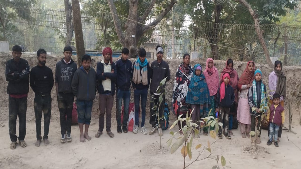 ‎গোমস্তাপুর সীমান্তে ১৭ জনকে পুশইন