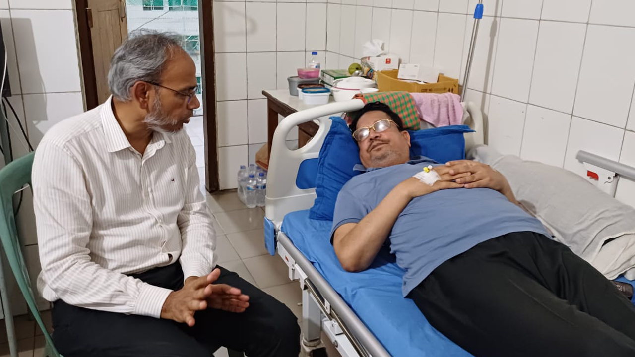 শিমুল বিশ্বাসের শারীরিক অবস্থা স্থিতিশীল, দেখতে গেলেন ডা. রফিক