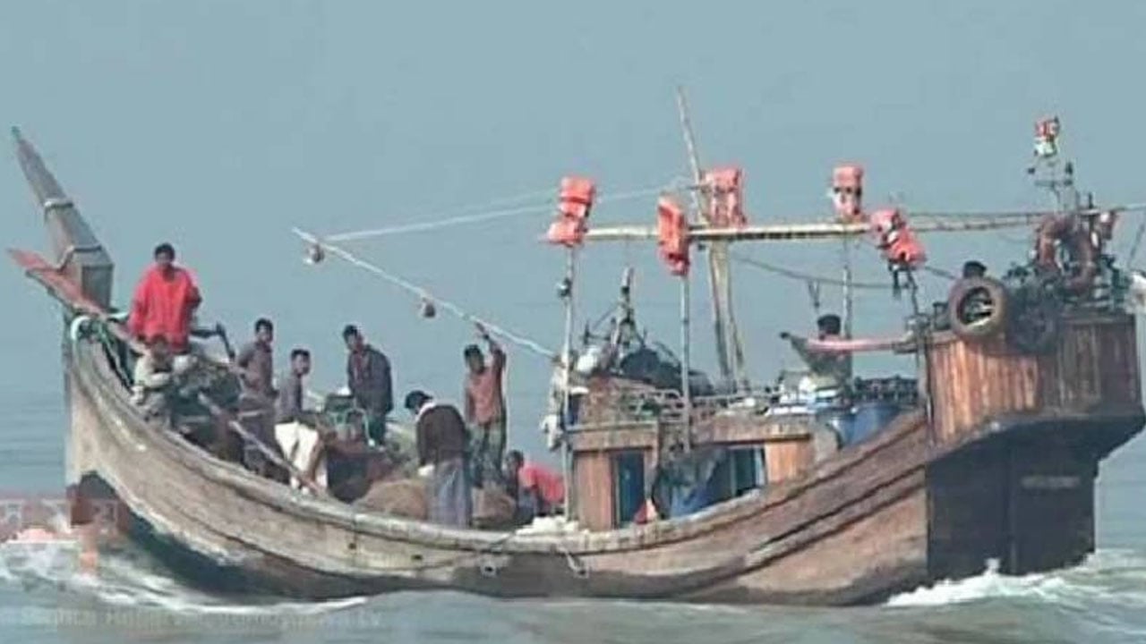 পাঁচ দিন ধরে সাগরে ভাসমান ২৬ জেলেকে উদ্ধার করলো নৌ বাহিনী