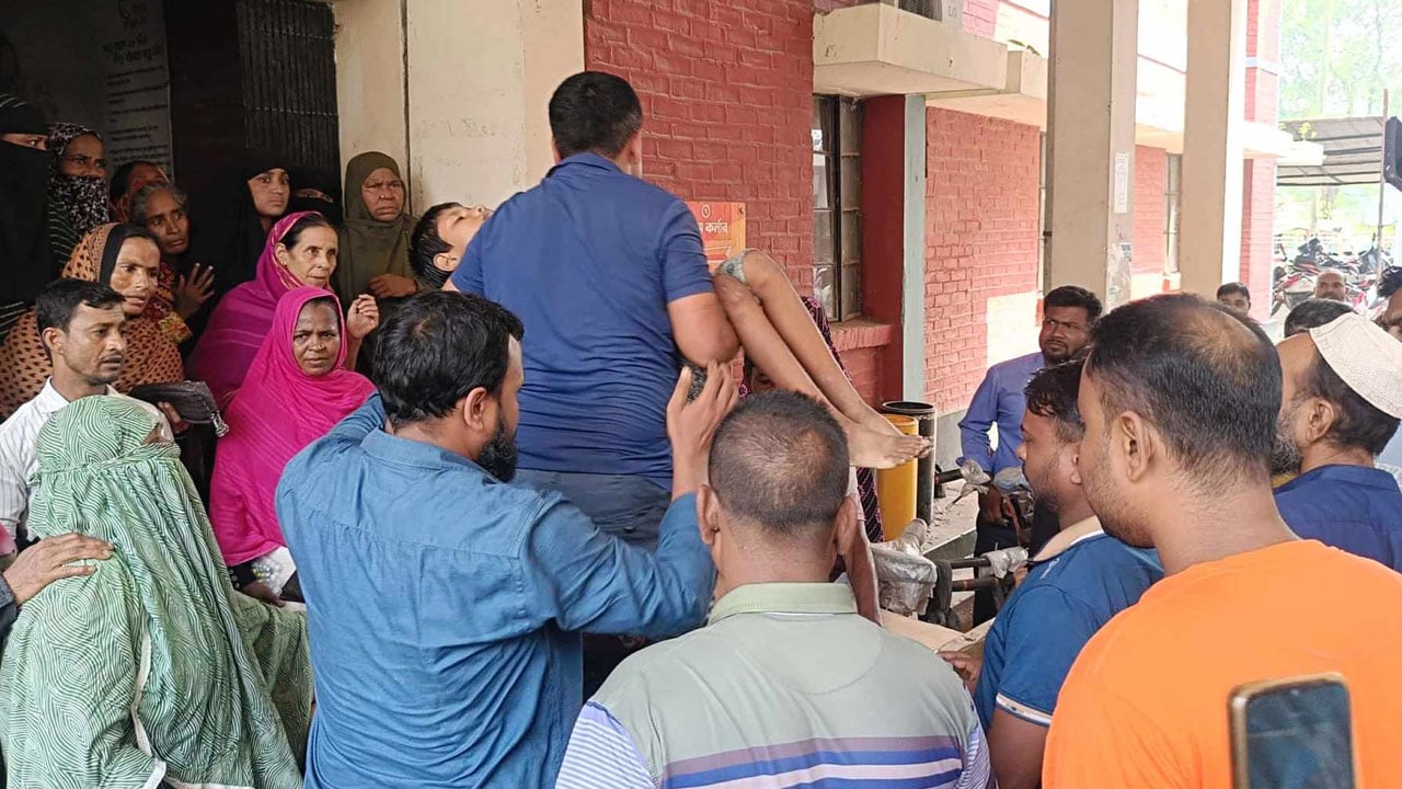 গরু বোঝাই ভটভটির ধাক্কায় অটোরিকশা চালকসহ শিশু নিহত