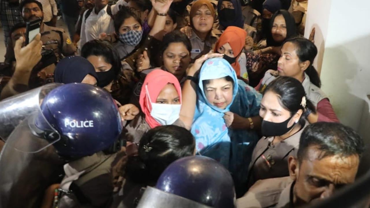 শিরীন শারমিন চৌধুরীকে ঘিরে আইনজীবীদের ‘জয় বাংলা’ স্লোগান