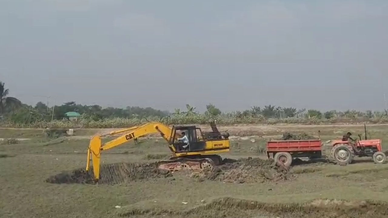 সন্দ্বীপে বেপরোয়া মাটি ব্যবসার বিরুদ্ধে অভিযান ও অর্থদণ্ড