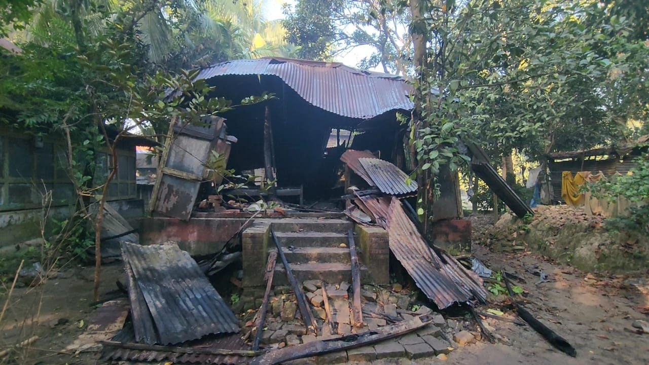 শীতের আগুনেই নিভে গেল বৃদ্ধার একাকী জীবনের প্রদীপ