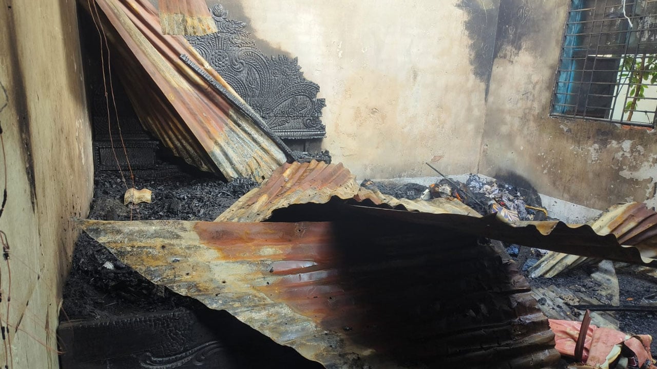 শ্রীপুরের ভয়াবহ অগ্নিকাণ্ডে ১১ ঘর পুড়ে ছাই
