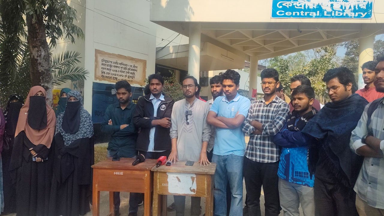 শাকসু নির্বাচন স্থগিতের প্রতিবাদে ক্লাস–পরীক্ষা বর্জন