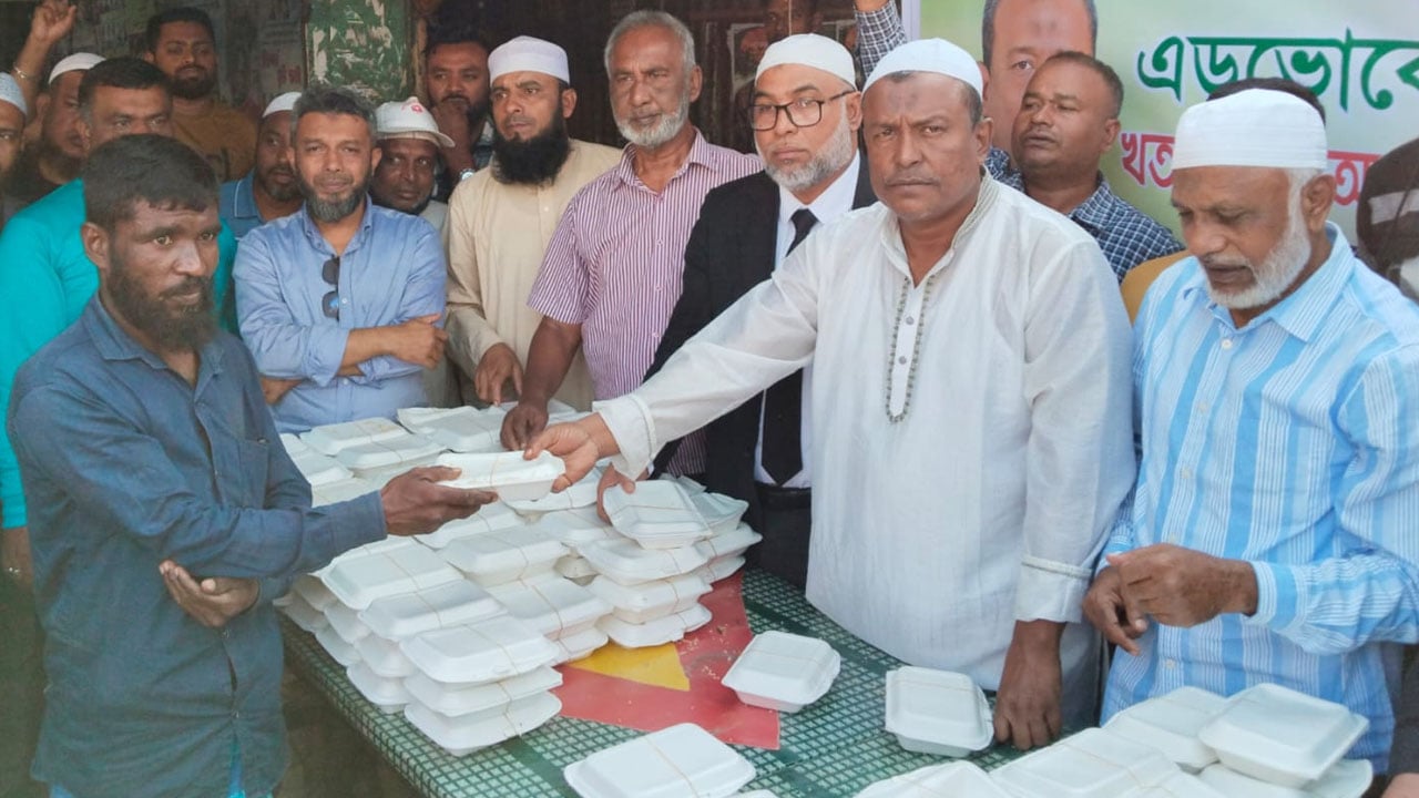 খালেদা জিয়ার সুস্থতা কামনায় দুস্থদের মাঝে খাবার বিতরণ