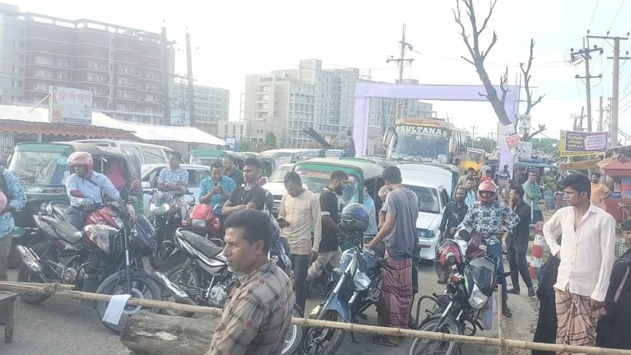 জমিয়ত নেতার খুনিদের গ্রেপ্তার দাবিতে সিলেট-সুনামগঞ্জ সড়ক ব্লকেড