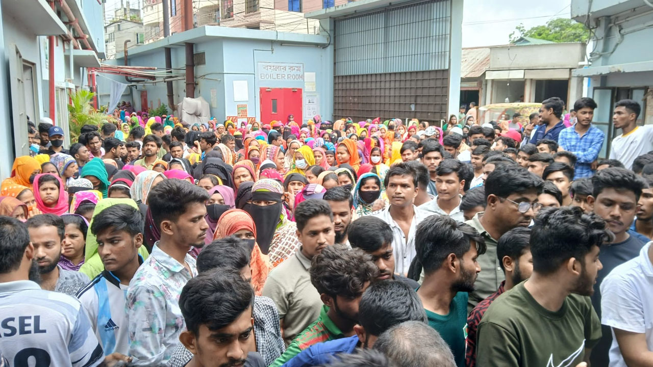 সিদ্ধিরগঞ্জে বকেয়া বেতনের দাবিতে শ্রমিকদের কর্মবিরতি ও বিক্ষোভ