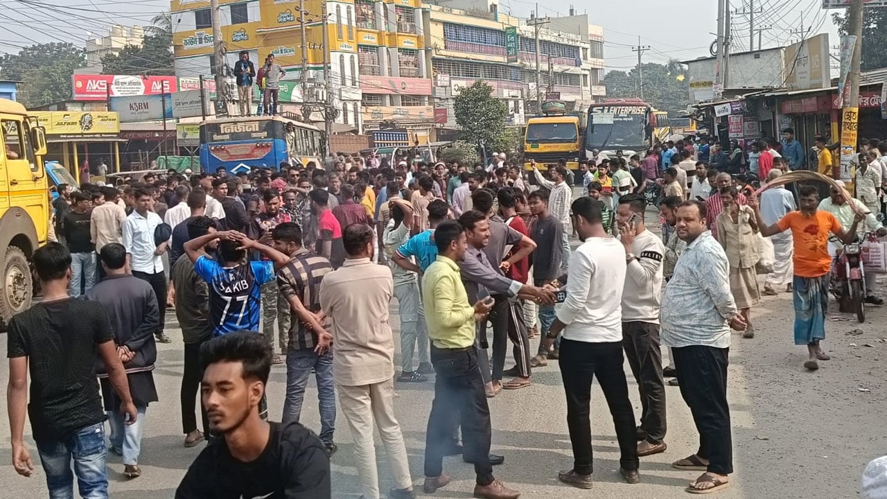 স্বেচ্ছাসেবক দল নেতার শাস্তির দাবিতে দুই ঘণ্টা সড়ক অবরোধ