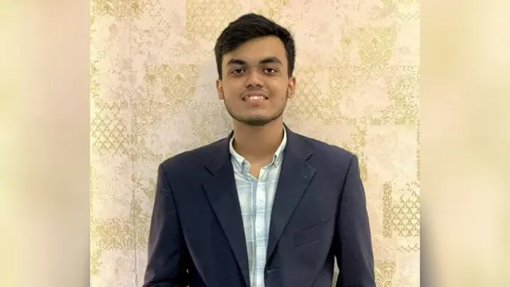হাসপাতালে গিয়ে দেখি সৈকতের গুলিবিদ্ধ রক্তমাখা লাশ পড়ে আছে