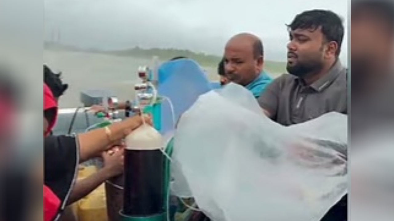 পলিথিনে ঢেকে মুমূর্ষু মাকে নিয়ে সন্তানের উত্তাল সাগর পাড়ি