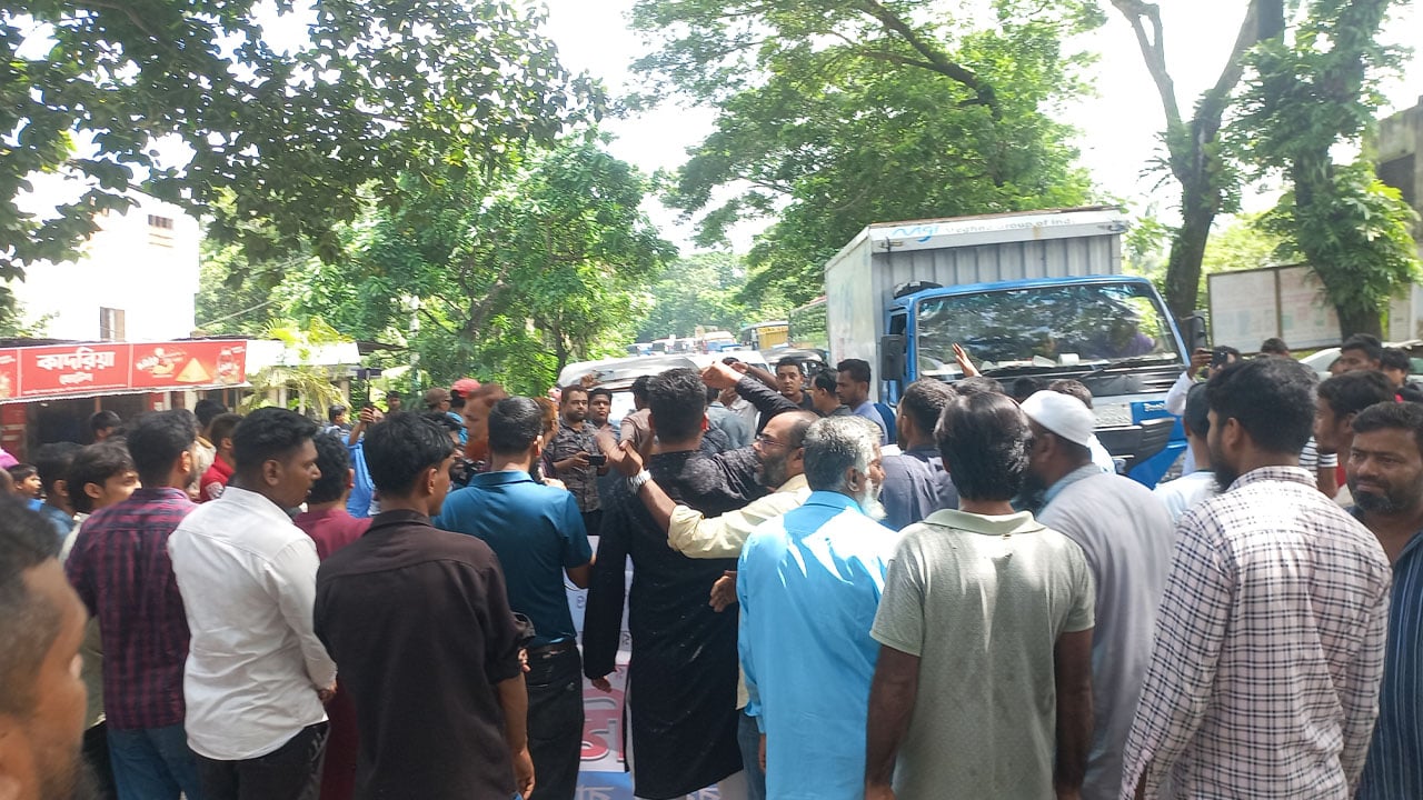 নুরের ওপর হামলা: বরিশাল-ঢাকা মহাসড়ক অবরোধ