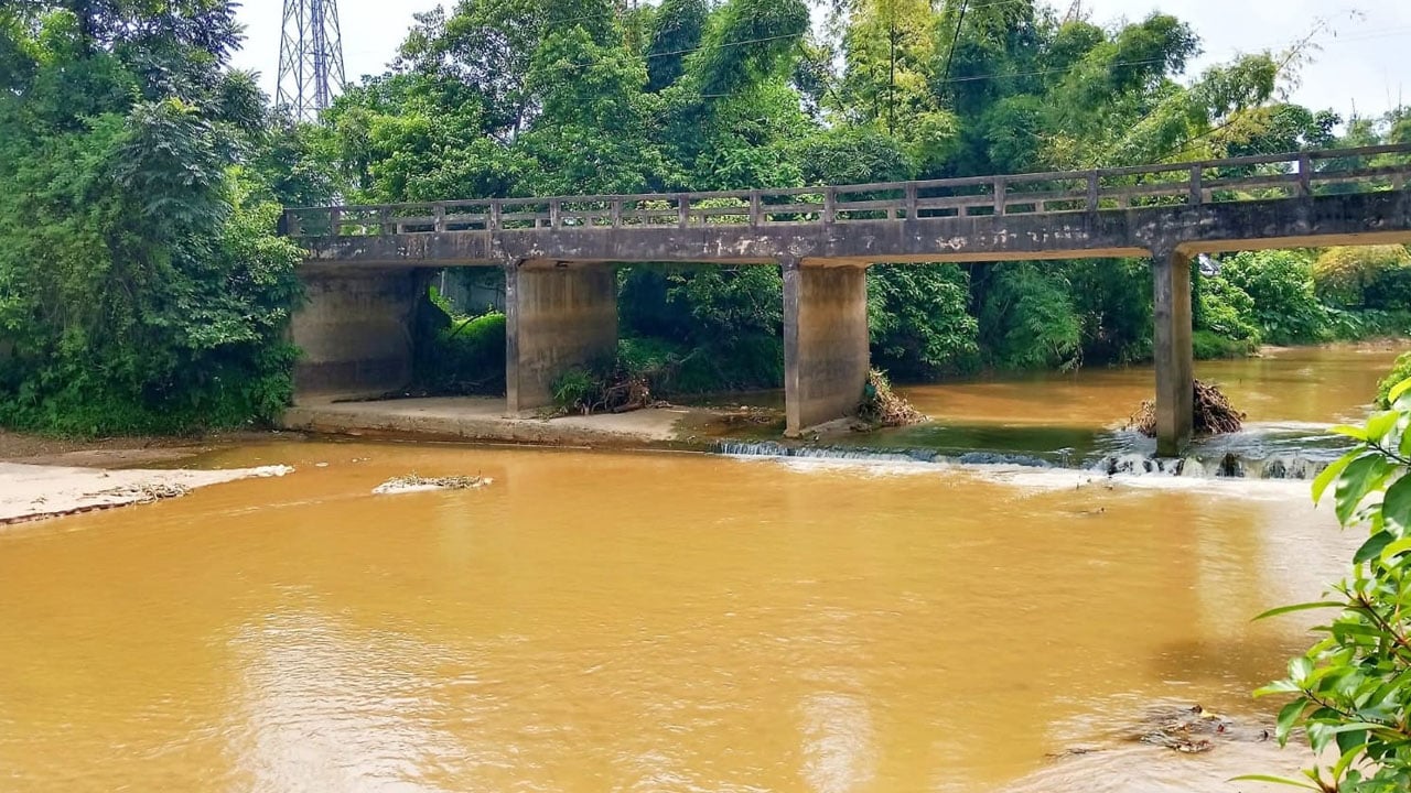 ছড়ার বুক চিরে লুটপাট, ঝুঁকিতে সেতু ও পরিবেশ