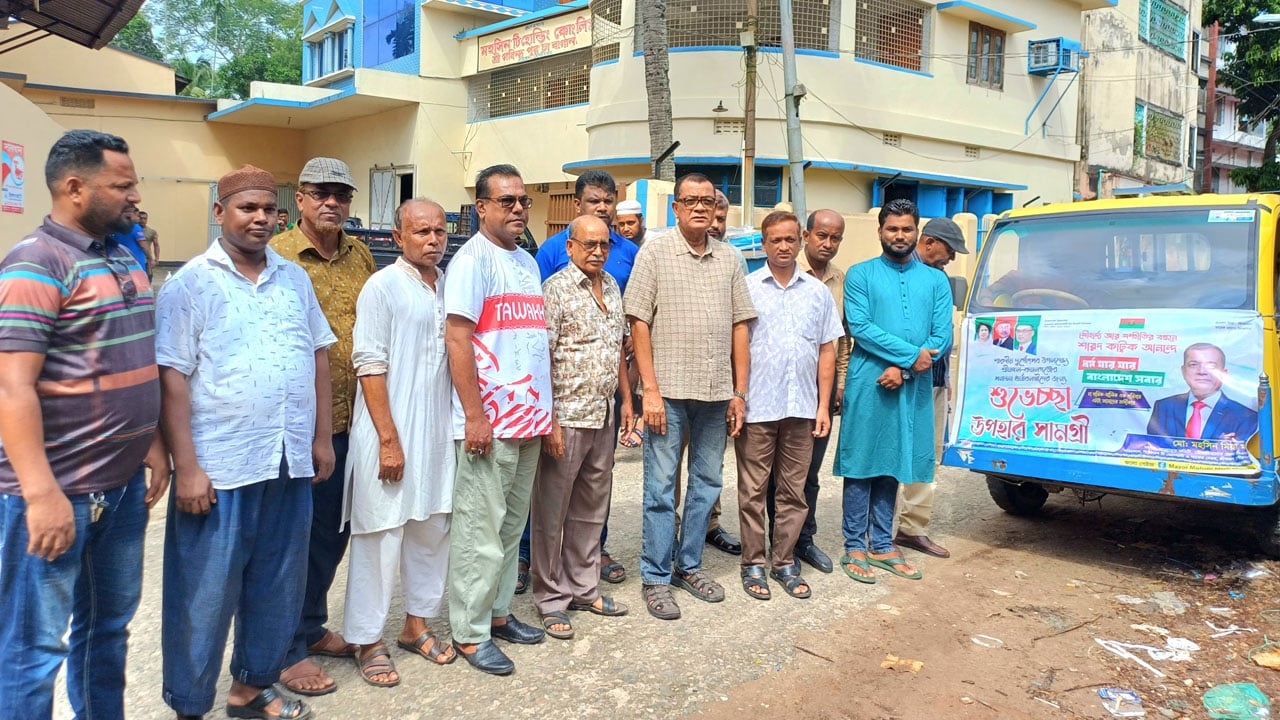 ৩২৩ মণ্ডপে তারেক রহমানের চাল-ডালের উপহার বিতরণ