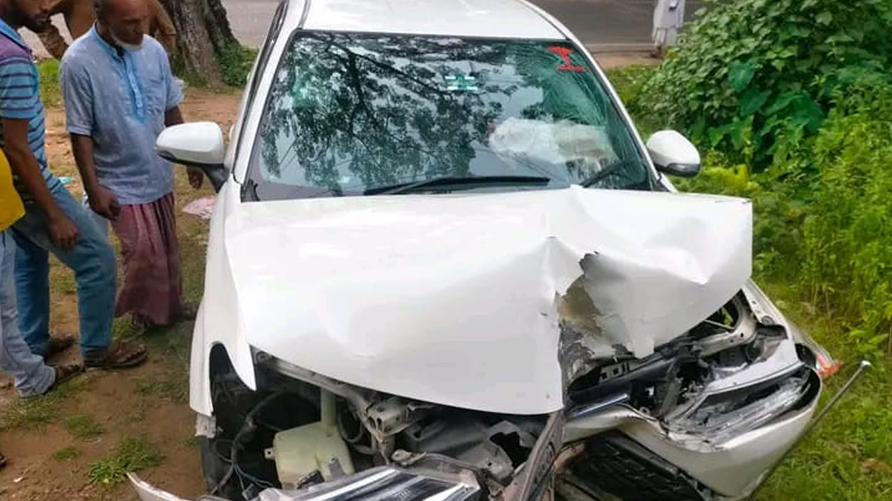 প্রাইভেটকার নিয়ন্ত্রণ হারিয়ে গাছের সঙ্গে ধাক্কা, নিহত ১