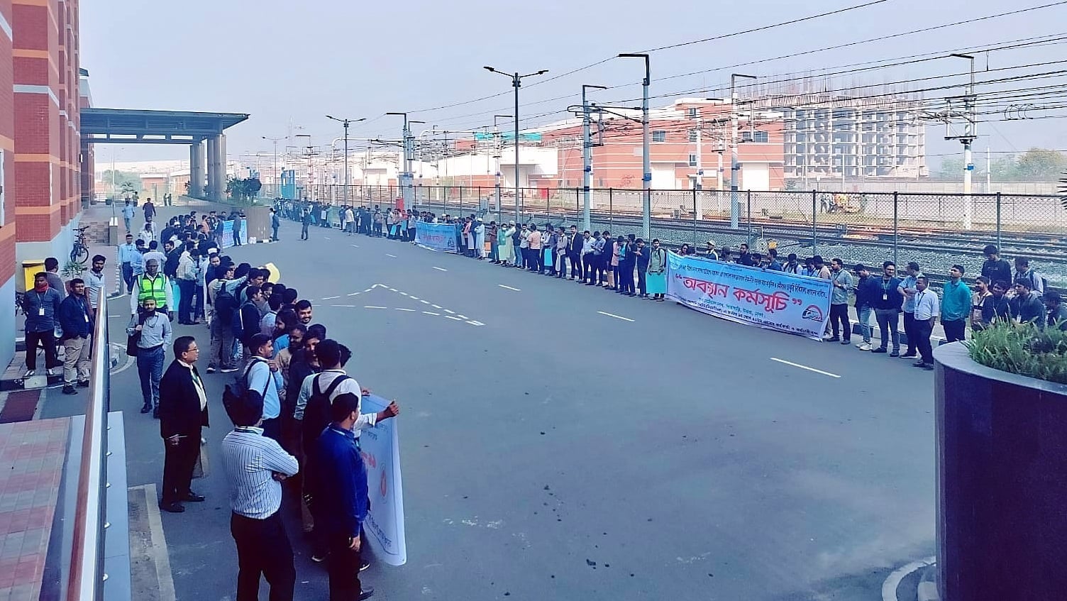 চাকরি-বিধিমালা প্রণয়নে কর্মসূচির হুঁশিয়ারি ডিএমটিসিএল কর্মচারীদের