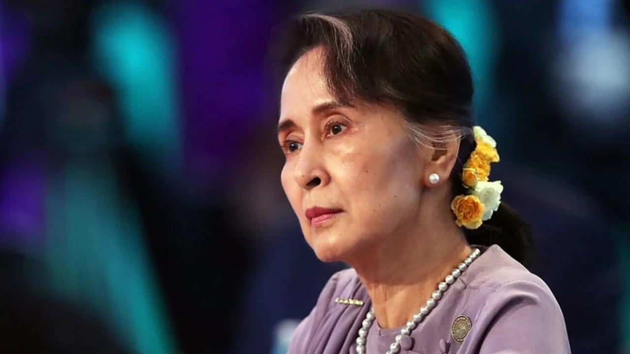 দীর্ঘ প্রতীক্ষার পর জেলের বাইরে সু চি, সাজা কমিয়ে গৃহবন্দী করল জান্তা সরকার