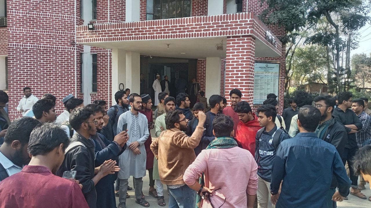 ছাত্রদলের শাকসু নির্বাচন বন্ধের দাবির প্রতিবাদে শাবিতে বিক্ষোভ