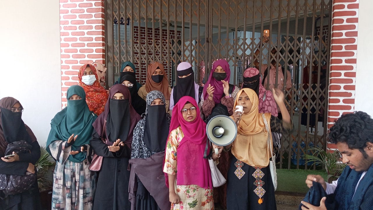 যথাসময়ে শাকসু নির্বাচনের দাবিতে শাবিপ্রবির প্রশাসনিক ভবনে তালা