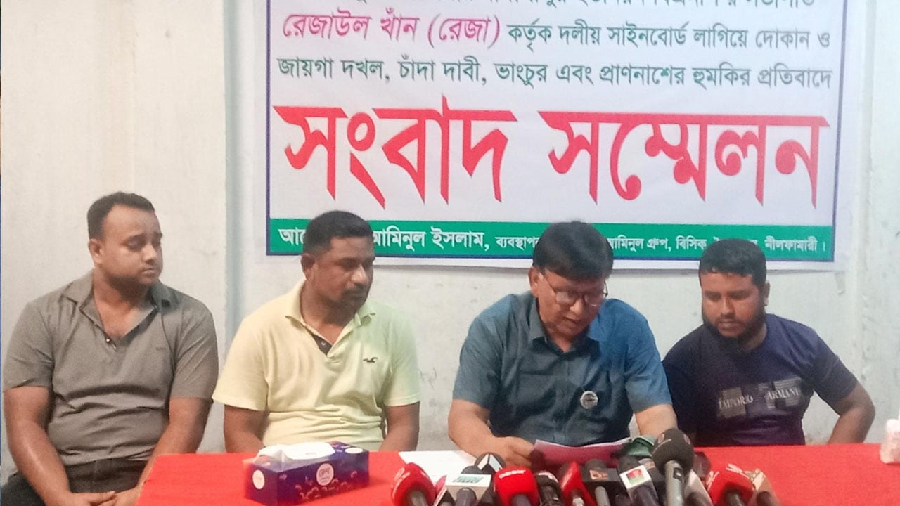 বিএনপির সাইনবোর্ড লাগিয়ে ব্যবসায়ীর মার্কেট দখল