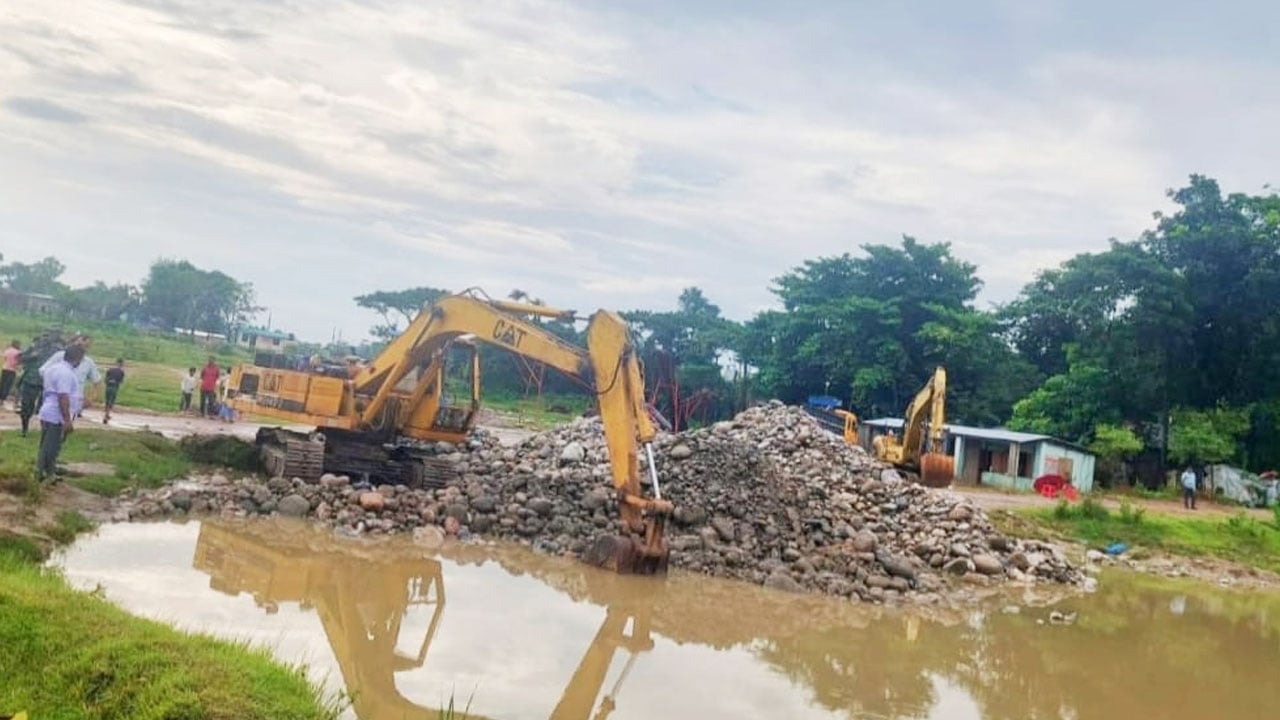 সিলেটে পুকুর থেকে বিপুল পরিমাণ সাদাপাথর উদ্ধার