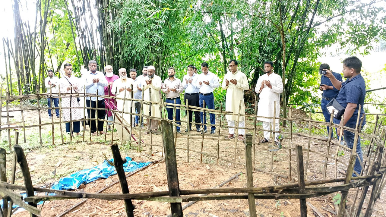 শহীদ সাংবাদিক তুরাবের কবর জিয়ারত করলেন ডিসি সারওয়ার