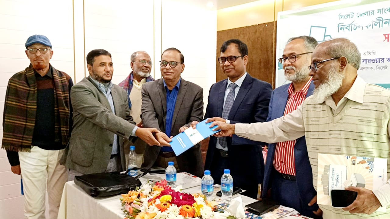 ‘নির্বাচনকালীন সাংবাদিকতা বিষয়ক’ প্রশিক্ষণ শেষে দেয়া হচ্ছে সনদ।