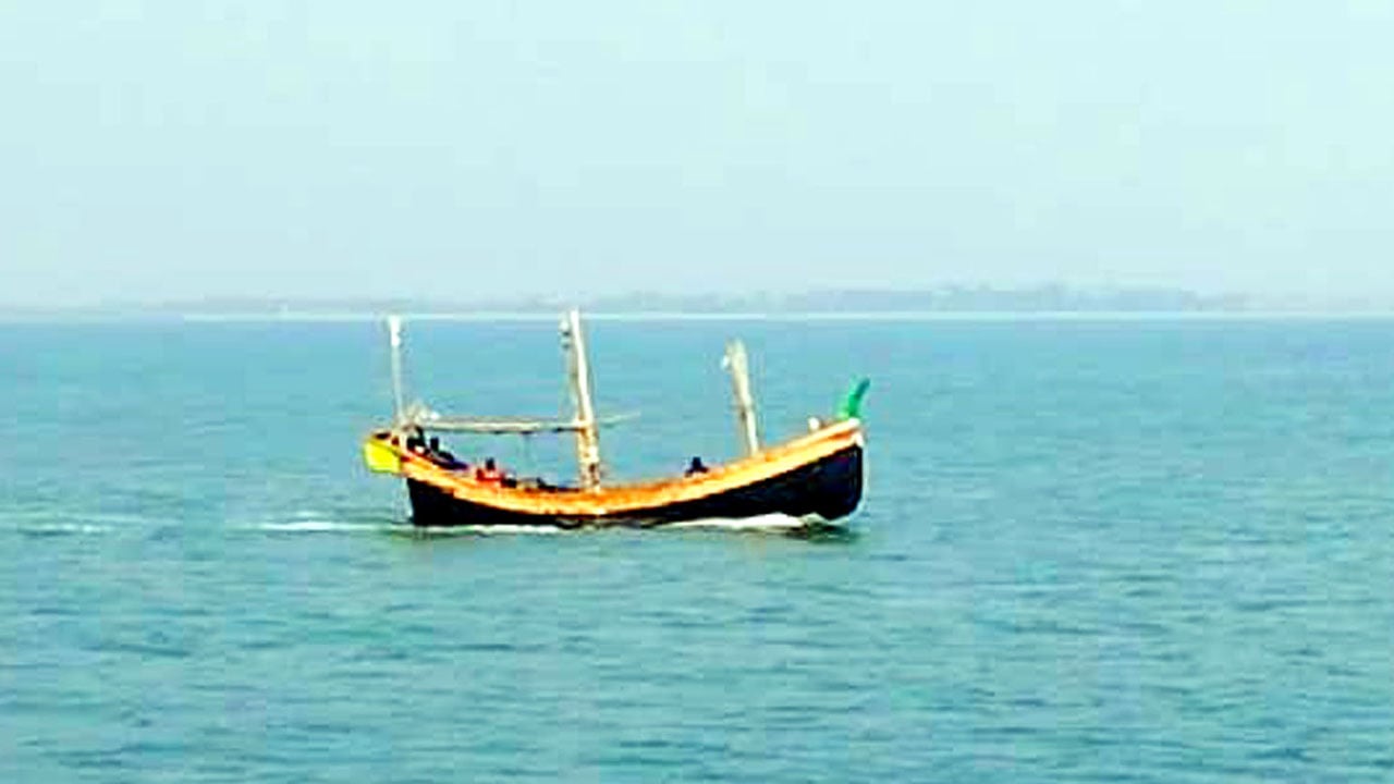 নাফ নদীর মোহনায় অর্ধশতাধিক যাত্রী নিয়ে আটকা সেন্টমার্টিনগামী ট্রলার