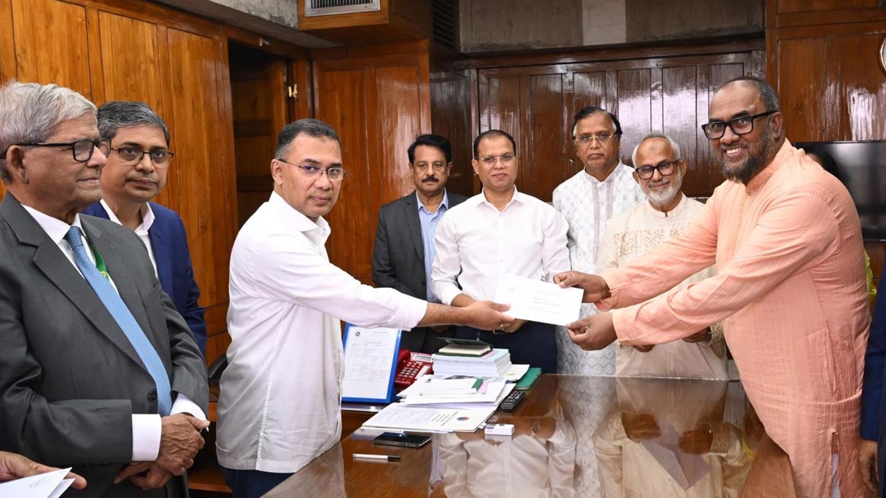 সিটি করপোরেশনের পরিচ্ছন্নতা কর্মীদের টাকা ও ঈদ উপহার দিলেন প্রধানমন্ত্রী