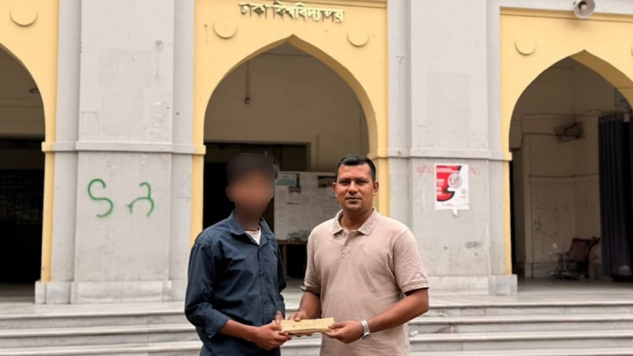 অর্থাভা‌বে থমকে যাওয়া শিক্ষার্থীর পাশে ছাত্রদল নেতা