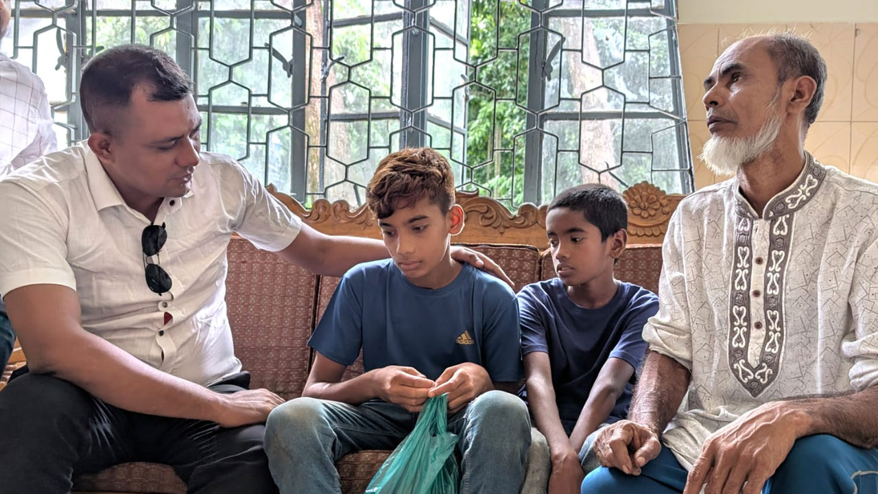 হারিয়ে যাওয়া দুই শিশুকে উদ্ধার করে পরিবারের কাছে ফিরিয়ে দিলেন ছাত্রদল নেতা