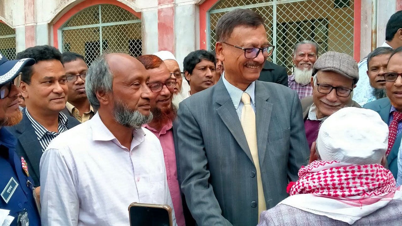 ৬৩ বছর পর প্রিয় শিক্ষক-বন্ধুদের সঙ্গে দেখা পররাষ্ট্র উপদেষ্টার