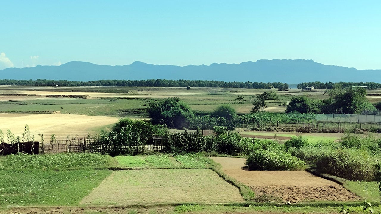 ওপারে গোলাগুলি-মর্টারশেল বিস্ফোরণ, এপারে কাঁপছেন মানুষ