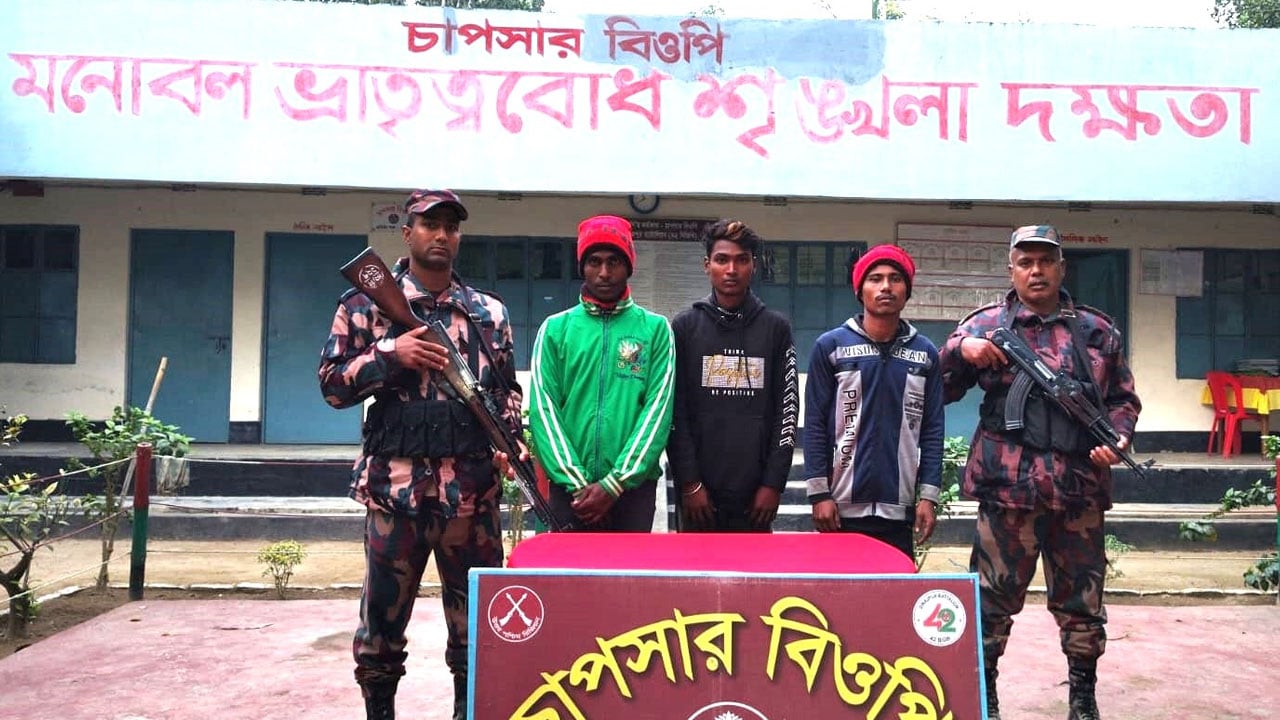 বিজিবির অভিযানে ভারতীয় মদসহ আটক ৩