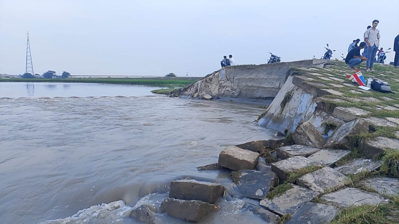 দ্বিতীয় তিস্তা সেতু রক্ষা বাঁধ নদীগর্ভে