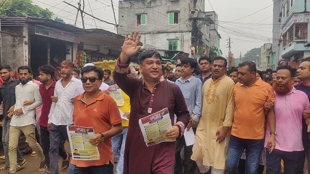 টঙ্গীতে বিএনপির ৩১ দফা বাস্তবায়নে লিফলেট বিতরণ