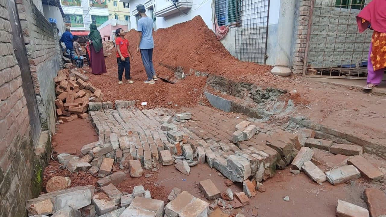 টঙ্গীতে দেয়াল ধসে নির্মাণ শ্রমিকের মৃত্যু, আহত ৪