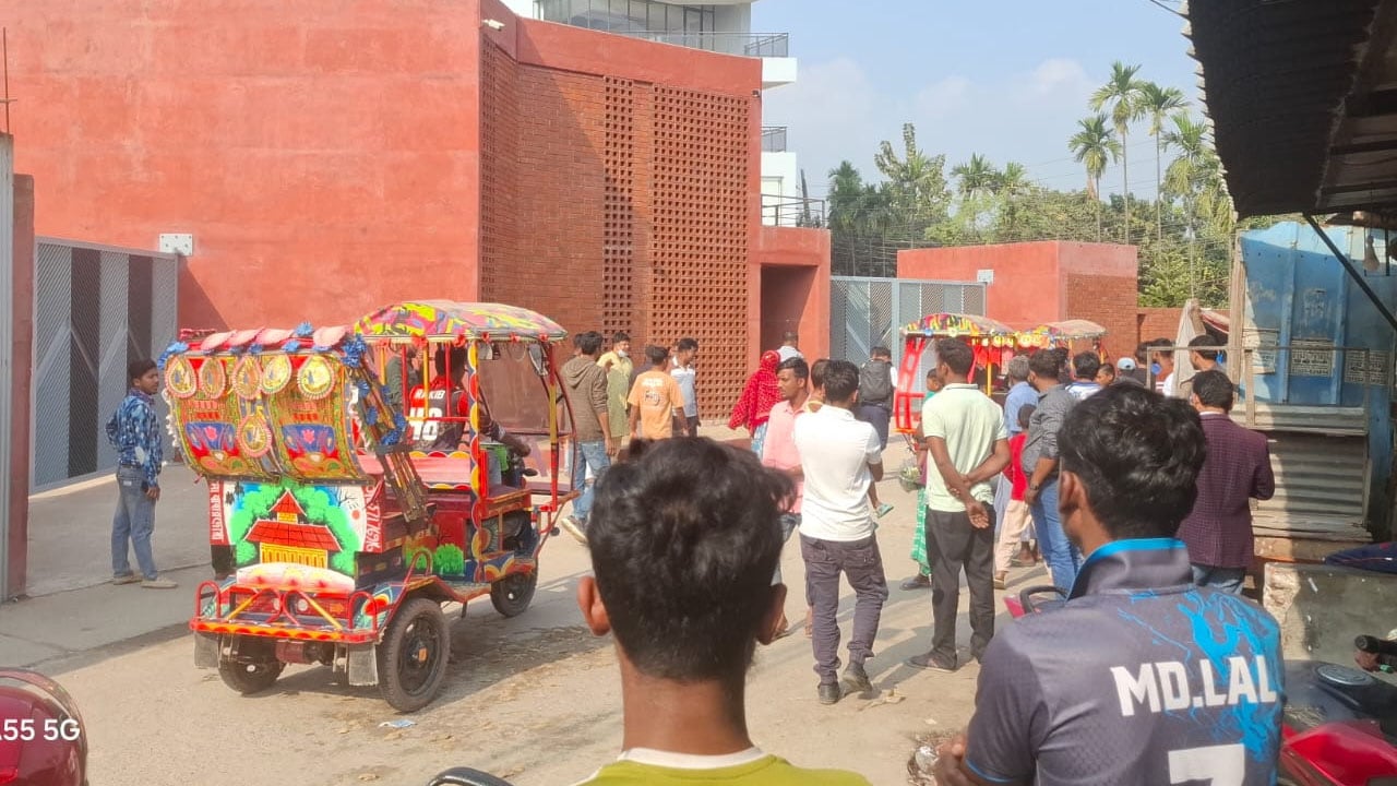 টঙ্গীতে পোশাক কারখানায় অজ্ঞাত রোগে অর্ধশতাধিক শ্রমিক অসুস্থ