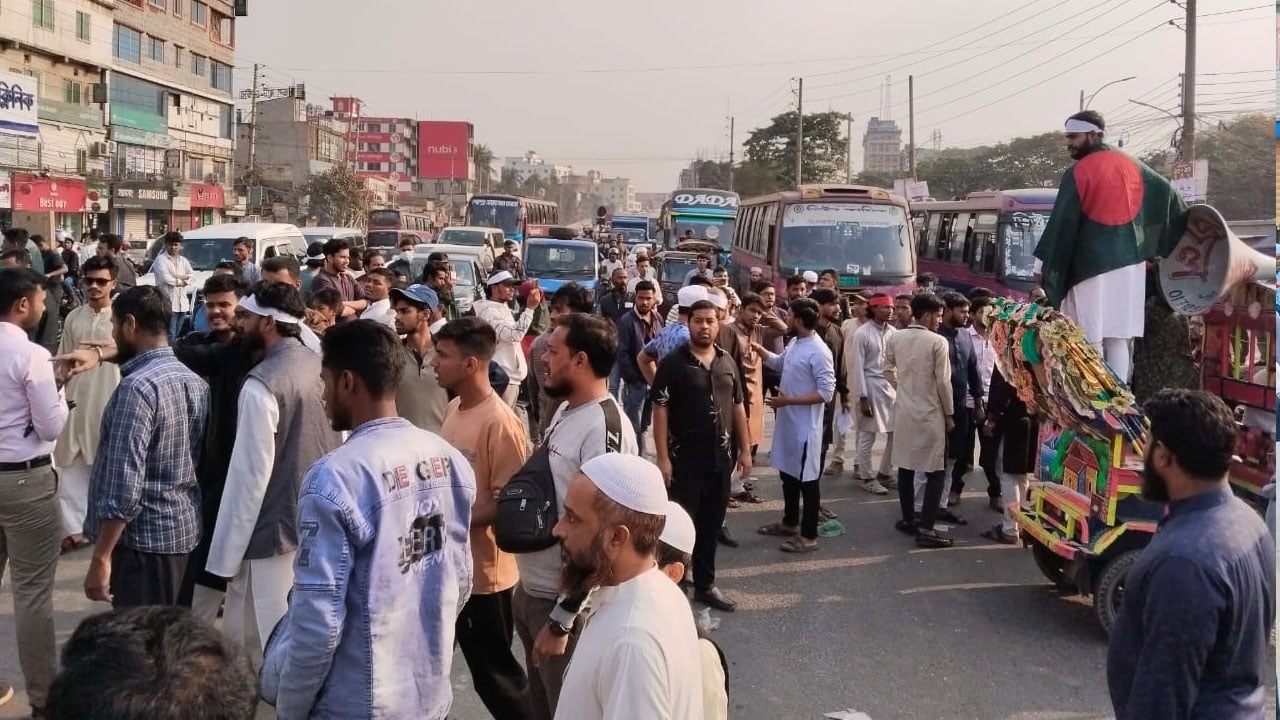হাদি হত্যার প্রতিবাদে টঙ্গীতে মহাসড়ক অবরোধ, যান চলাচল বন্ধ