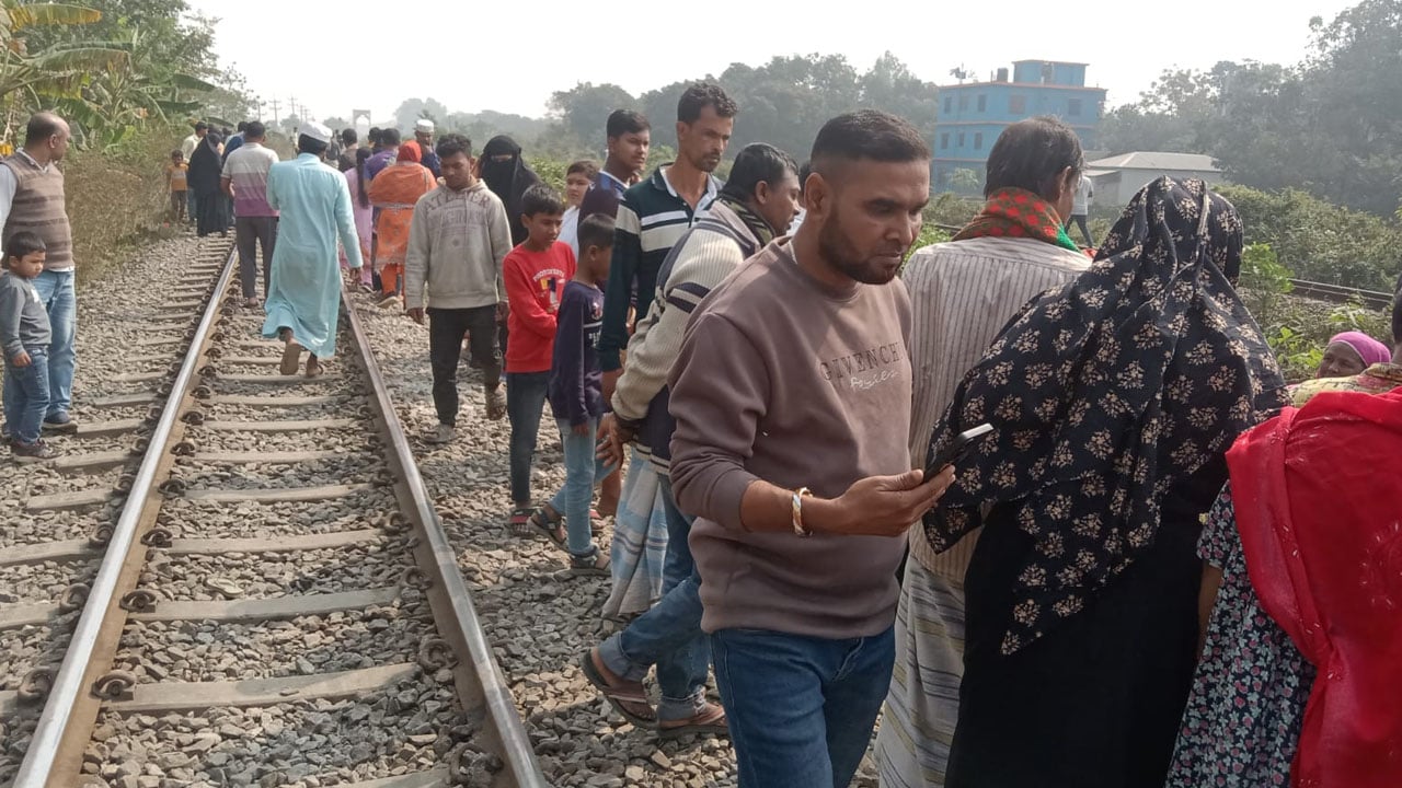 পূবাইলে ট্রেনে কাটা পড়ে ছেলে-মেয়েসহ মায়ের মৃত্যু