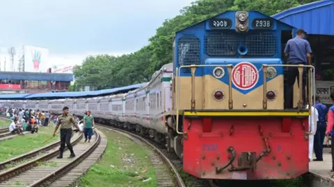 মানিব্যাগ ছিনিয়ে ট্রেন থেকে ফেলে দেওয়ার অভিযোগ, মাদরাসা ছাত্রের হাত-পা বিচ্ছিন্ন 