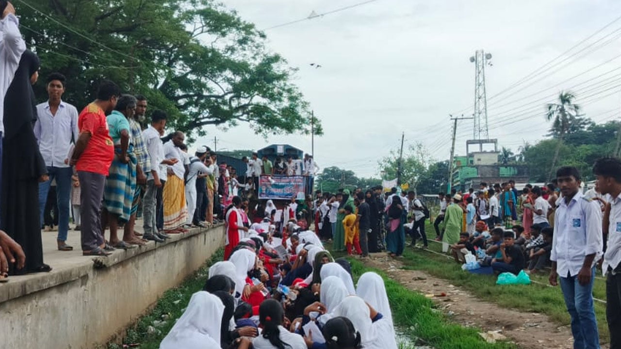 ঢাকা-ময়মনসিংহ রুটে ৩ ঘণ্টা পর ট্রেন চলাচল স্বাভাবিক