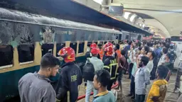 কমলাপুরে যাত্রীবাহী ট্রেনে আগুন 