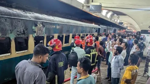 কমলাপুরে যাত্রীবাহী ট্রেনে আগুন 