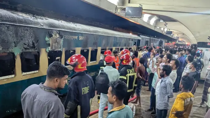 কমলাপুরে যাত্রীবাহী ট্রেনে আগুন