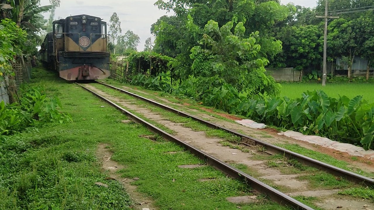 দেশের সবচেয়ে ধীরগ‌তির ট্রেন!
