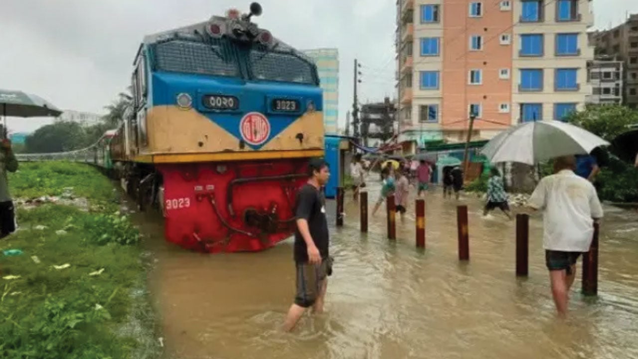 রেললাইন ডুবে যাওয়ায় কক্সবাজারগামী ট্রেন চলাচল বন্ধ